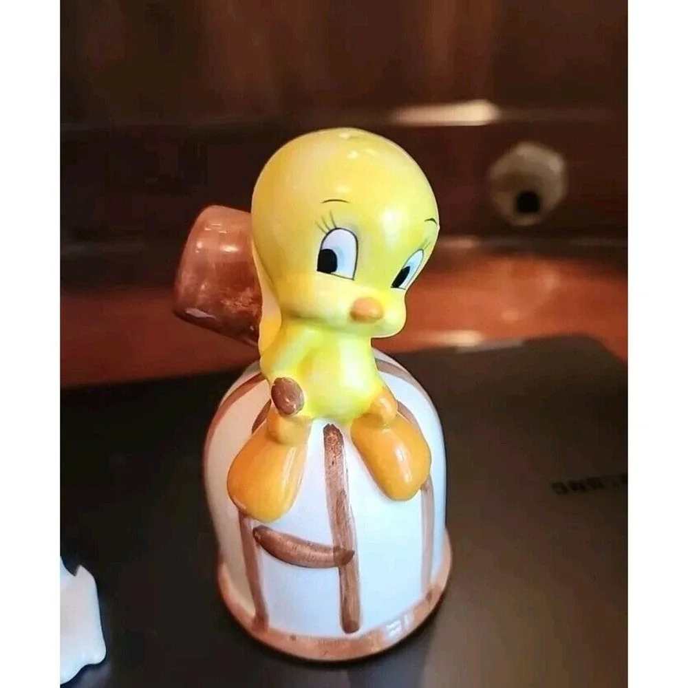 LOONEY TUNES Tweety Bird & Sylvester Salt and‎ Pepper Shakers Vintage